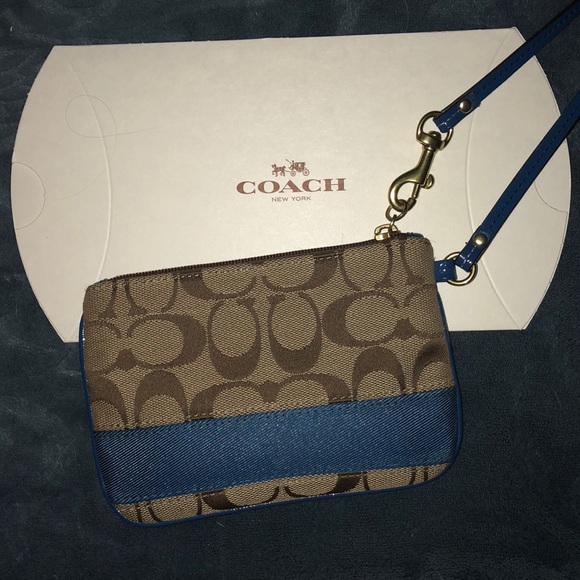 Coach Handbags - Coach Wristlet!!! 💙